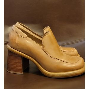 VNT Steve Madden leather tan square shoe and squared heel loafer style
